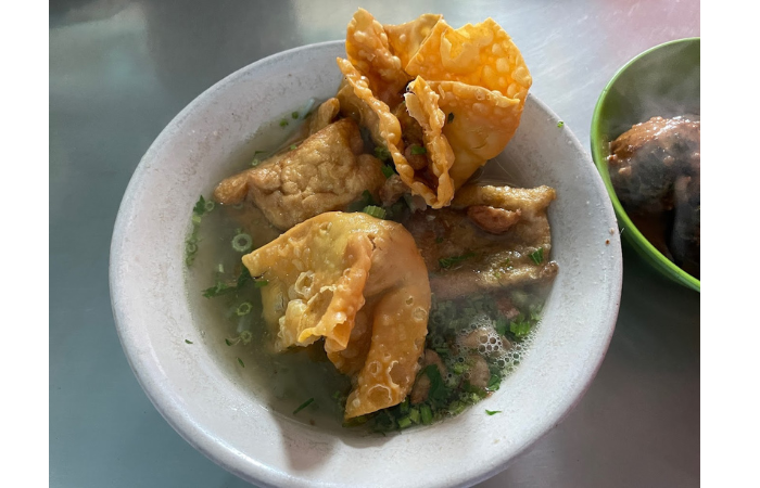 Siomay Goreng dan Tahu Bakso dalam kuah bakso (Sandy Wijaya di Google Maps)