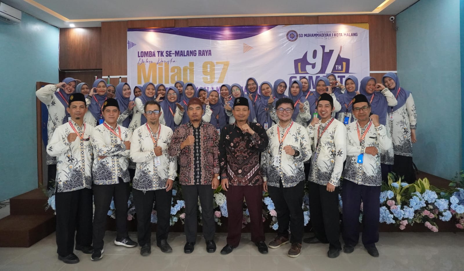Para guru SD Muhammadiyah 1 Kota Malang foto bersama di Milad 97.