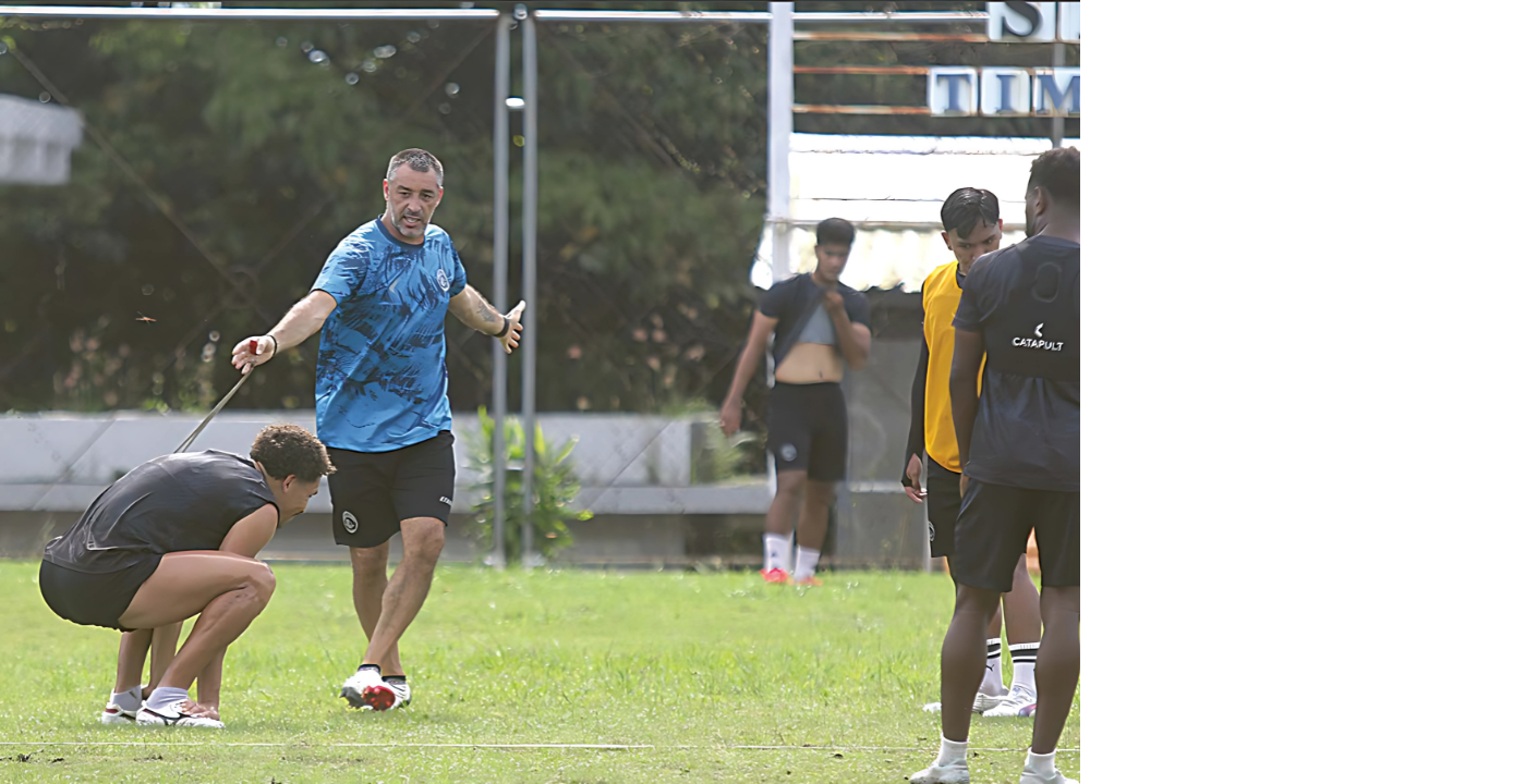 TIDAK MENYERAH: Pelatih kepala arema FC Ze Gomes (dua dari kiri) memberikan instruksi dalam sesi latihan di Lapangan UB, Selasa lalu (28/1). SATRIA CAHYONO/RADAR MALANG