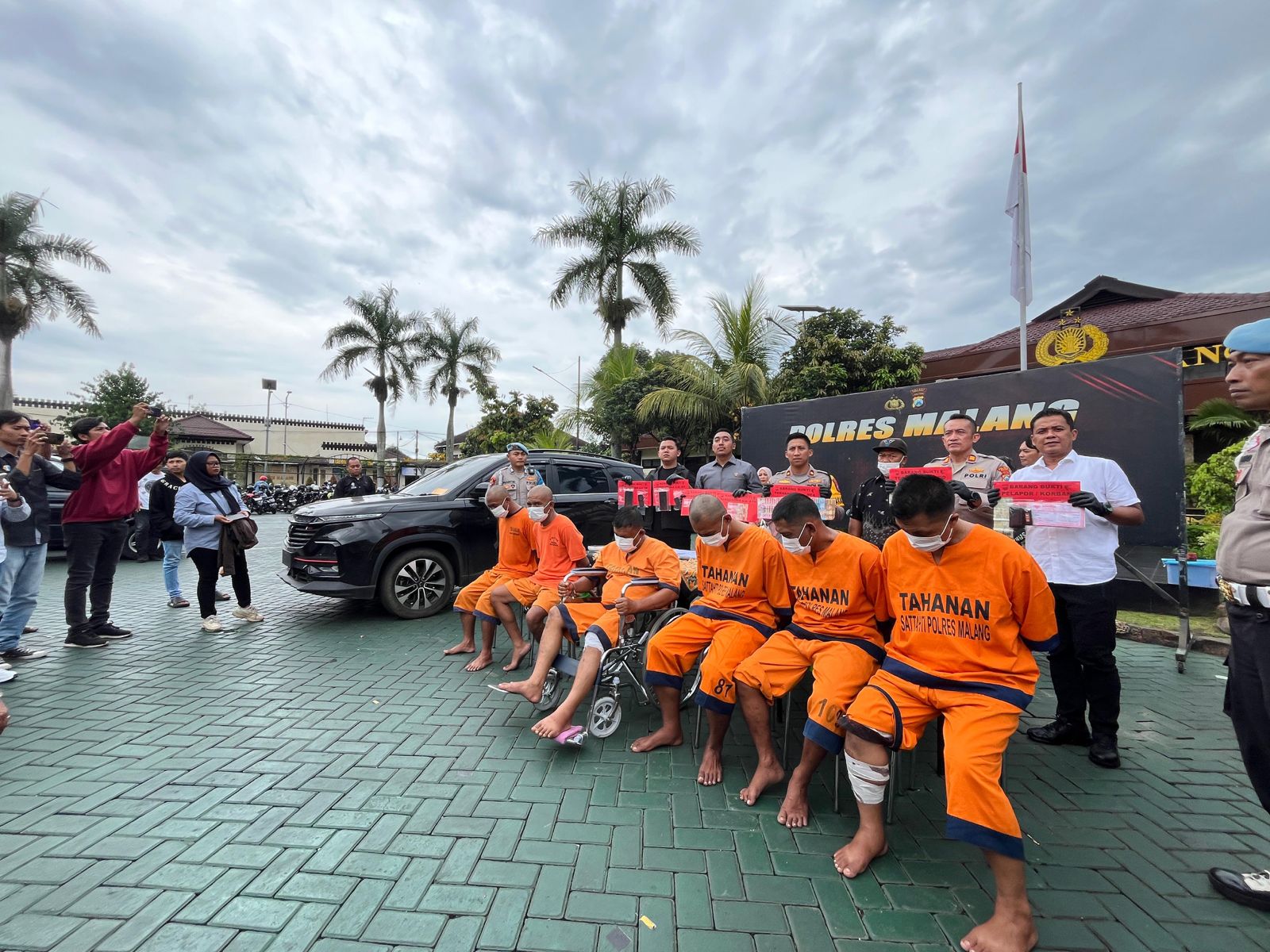 MENYERAH: Enam anggota komplotan perampok dipamerkan ke hadapan awak media di Mapolres Malang kemarin (30/1). Mereka ditangkap karena menjarah sebuah rumah di Desa Tegalweru, Kecamatan Dau.