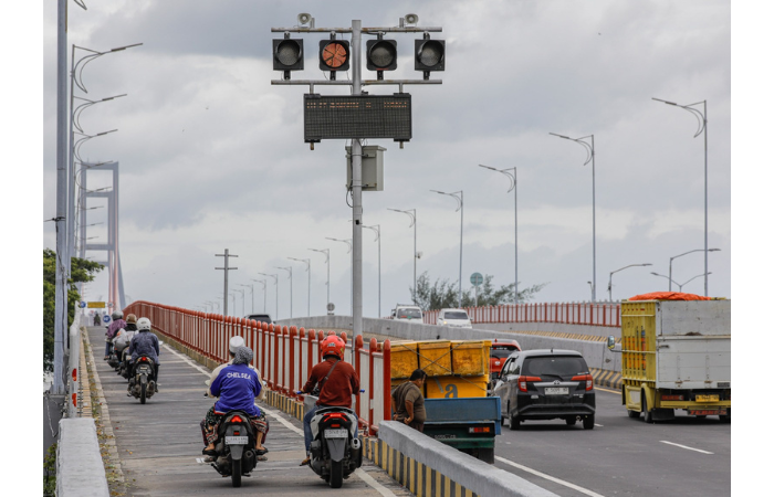 PENGHUBUNG DUA WILAYAH: Sejumlah pengendara melintas di Jembatan Suramadu kemarin (30/1) siang. (DIPTA WAHYU/JAWA POS)