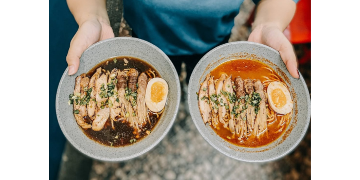 Shoyu Ramen (kiri) Fire Ramen (kanan). (takaramen.id)