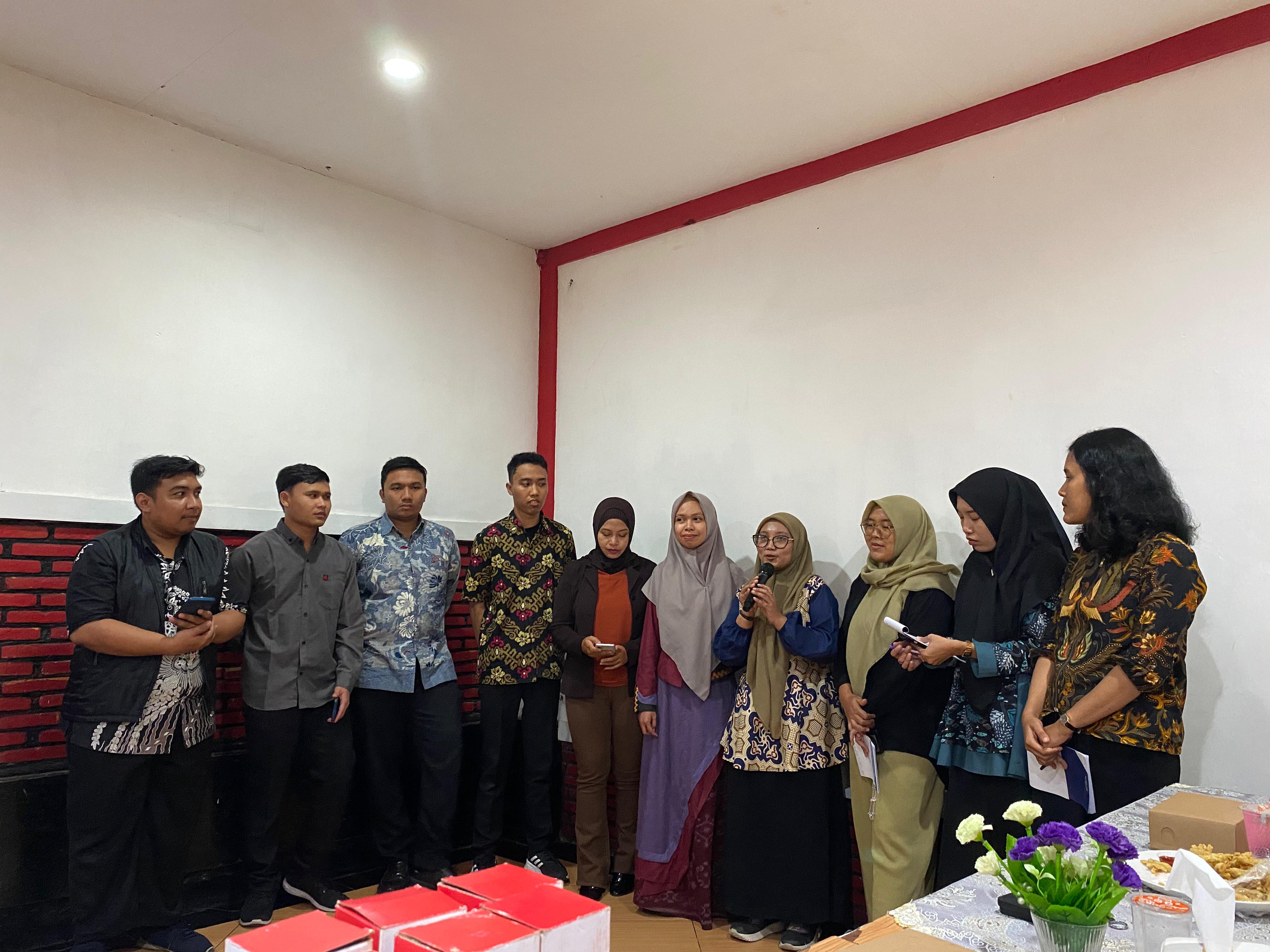 PANUTAN : Praktek jadi wartawan dari Kelompok Layangan saat Diklat Jurnalistik Guru SMP/MTs,&nbsp;Kamis&nbsp;(30/1).
