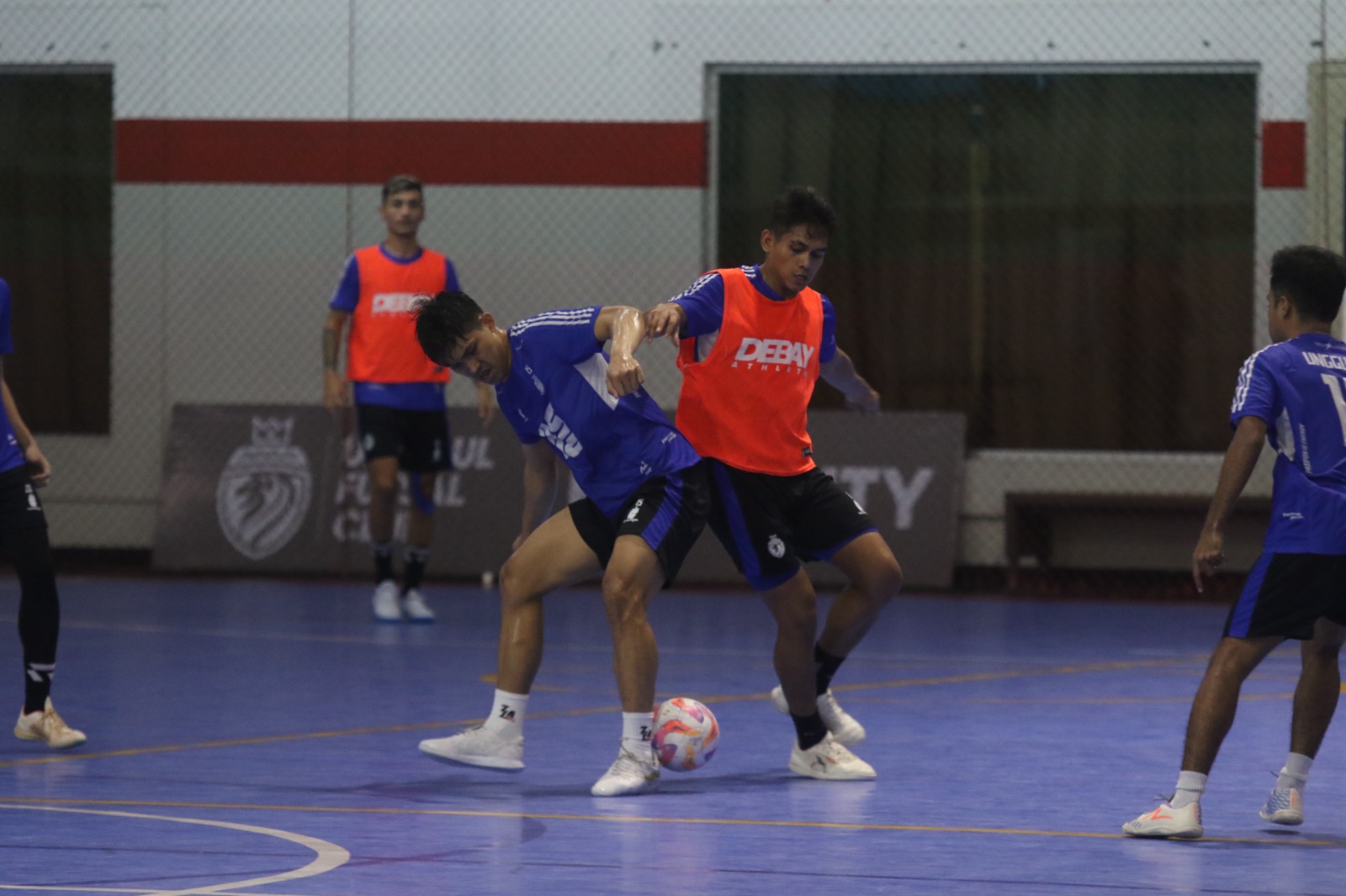TERUS BERBENAH: Andres Dwi Persada (kanan) berebut bola dengan pivot Unggul FC Malang Armia Zainul dalam sesi latihan di Unggul Sport Center, Kamis lalu (30/1). (SATRIA CAHYONO/RADAR MALANG)
