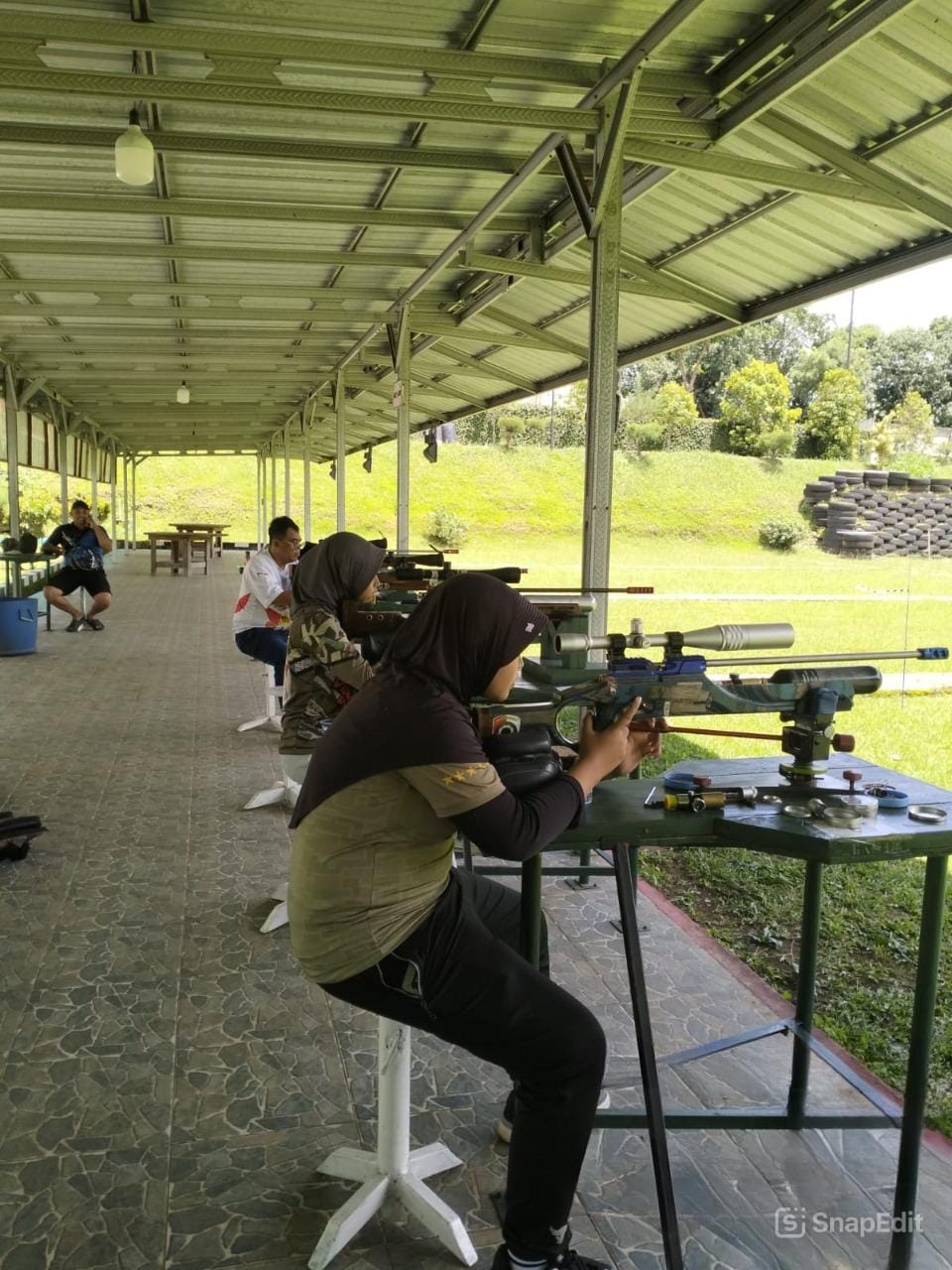 TERKENDALA FASILITAS: Atlet menembak Kota Batu membidik sasaran dalam sesi di Lapangan Tembak Vicadha, Singosari, pekan lalu. (PERBAKIN KOTA BATU FOR RADAR MALANG)