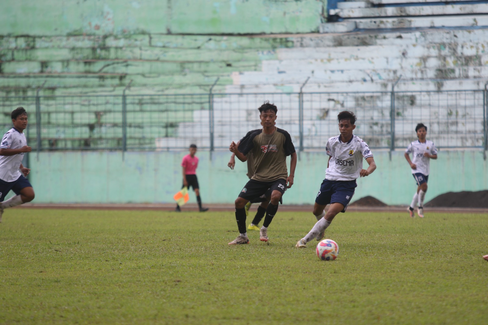 PERSIAPAN TERGANGGU: Pemain tim sepak bola Kota Malang menjalani laga uji coba melawan Persema Malang (kanan) di Stadion Gajayana, 23 Oktober lalu. (SATRIA CAHYONO/RADAR MALANG)