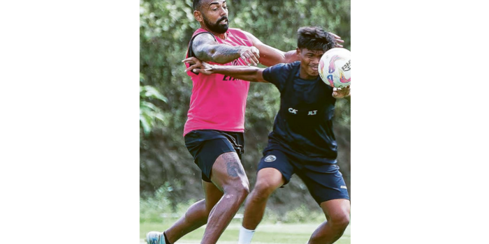 LATIHAN KHUSUS: Dalberto Luan Belo (kiri) menempel ketat Aswin dalam sesi latihan di Lapangan Wonoayu, Wajak, Kamis lalu (30/1). (MO AREMA FC FOR RADAR MALANG)