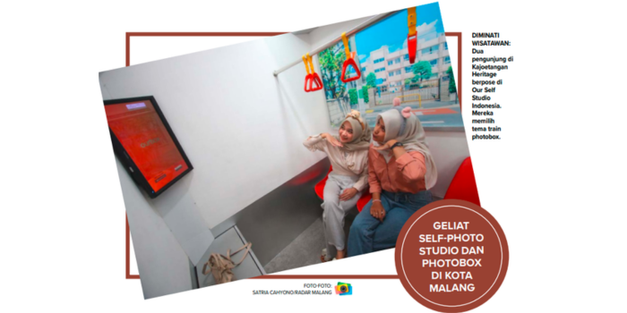 DIMINATI WISATAWAN: Dua pengunjung di Kajoetangan Heritage berpose di Our Self Studio Indonesia. Mereka memilih tema train photobox.