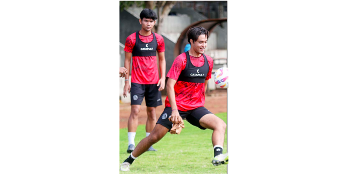 BUTUH WAKTU: Brandon Marsel Scheunemann berusaha mengontrol bola dalam sesi latihan rondo di Lapangan Universitas Brawijaya, 28 Januari lalu.