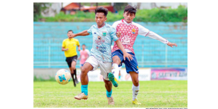 MOMENTU LOLOS: Strike Persema Malang Alan Nuri (kanan) berduel dengan pemain Persikoba Batu di laga perdana babak 16 besar Liga 4 Jawa Timur, 31 Januari lalu.