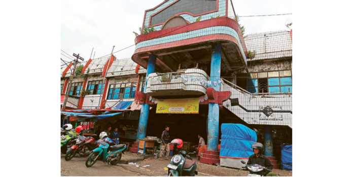 PASAR TRADISIONAL: Kondisi bangunan di Pasar Lawang memprihatinkan kemarin. Harus segera diperbaiki agar pedagang bisa menempati kios-kiosnya seperti dulu.