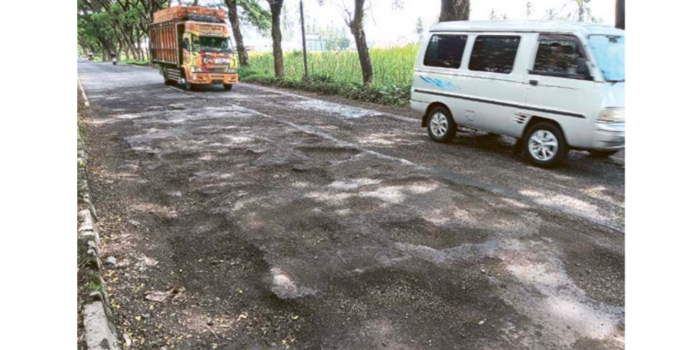 INFRASTRUKTUR: Beberapa kendaraan melintasi kawasan jalan berlubang  di area Jalur Lingkar Barat (Jalibar) Kepanjen. Awal Februari 2025 ini  diharapkan bisa dimulai pengerjaan perbaikan jalan.