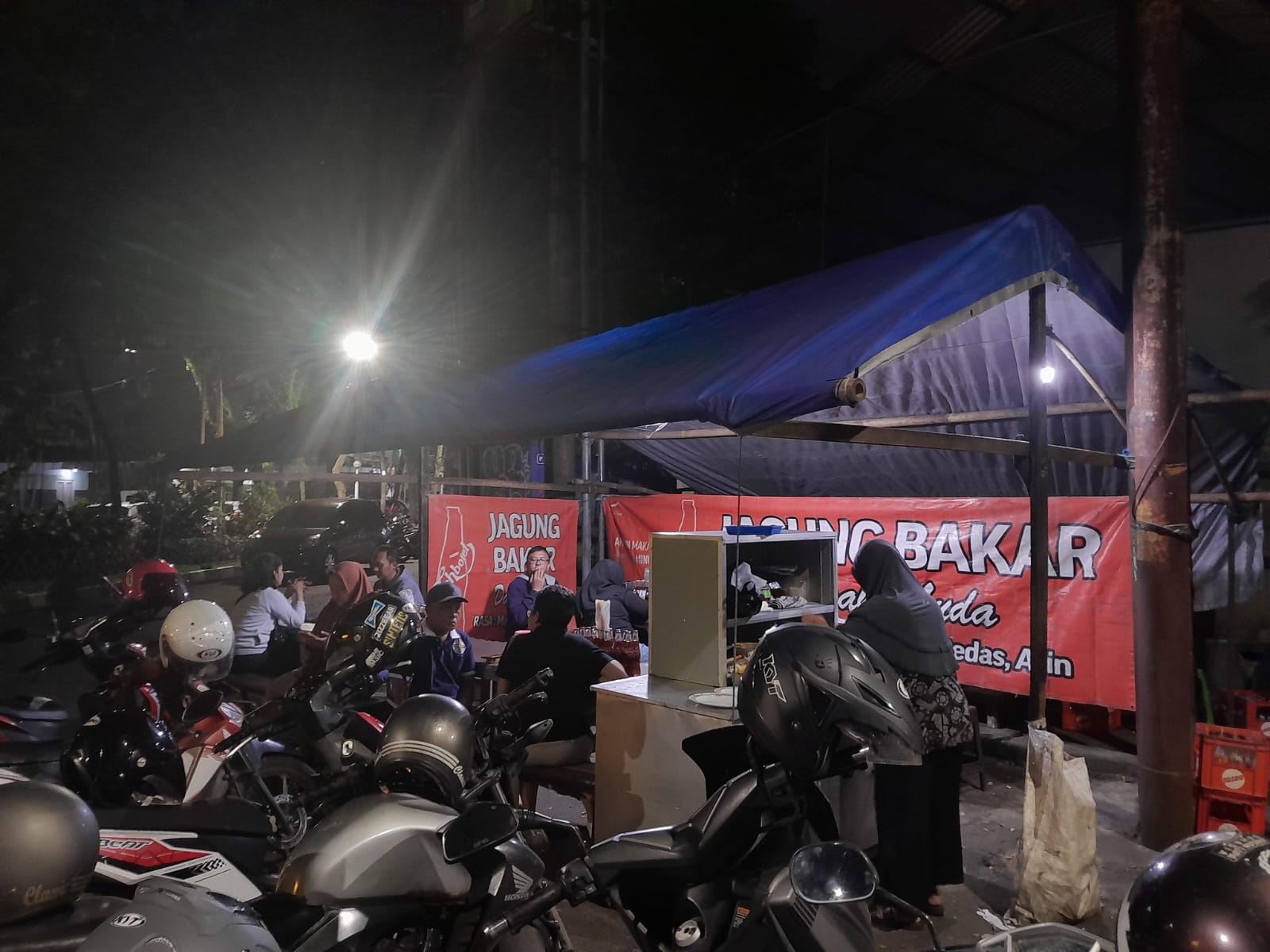 Tampak depan Jagung Bakar Darah Muda, ramai pembeli.  (RAISYA SEKAR FOR&nbsp;RADAR&nbsp;MALANG)
