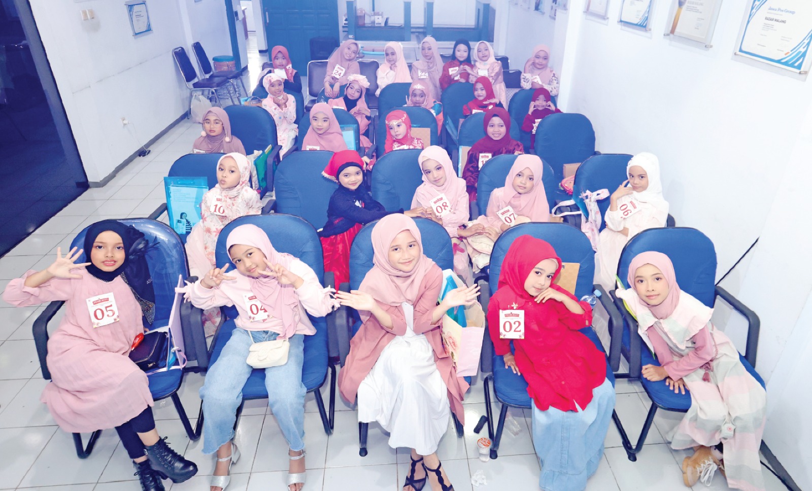 BERBAKAT: Kandidat Duta Hijab Radar Malang (DHRM) Cilik 2025 menjalani seleksi pertama kemarin (2/2) pagi. (DARMONO/RADAR MALANG)