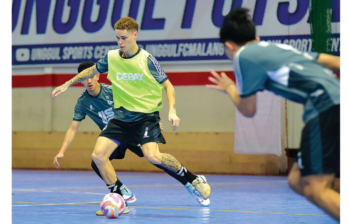 ENGGAN BERPUAS DIRI: Guilherme Rossatto melepaskan tendangan dalam sesi latihan tim di Unggul Sport Center, kemarin (2/2). (UNGGUL FC MALANG FOR RADAR MALANG)