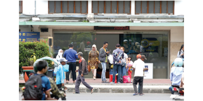 RAMAI: Penumpang kereta api baru saja turun dan menunggu jemputan di Stasiun Malang Kota Baru. (SATRIA CAHYONO/RADAR MALANG)