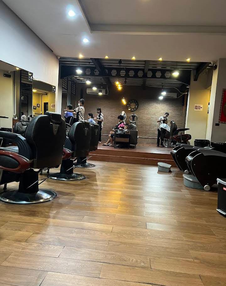 Pullman Executive Barbershop dari dalam. (arianto pembudi)