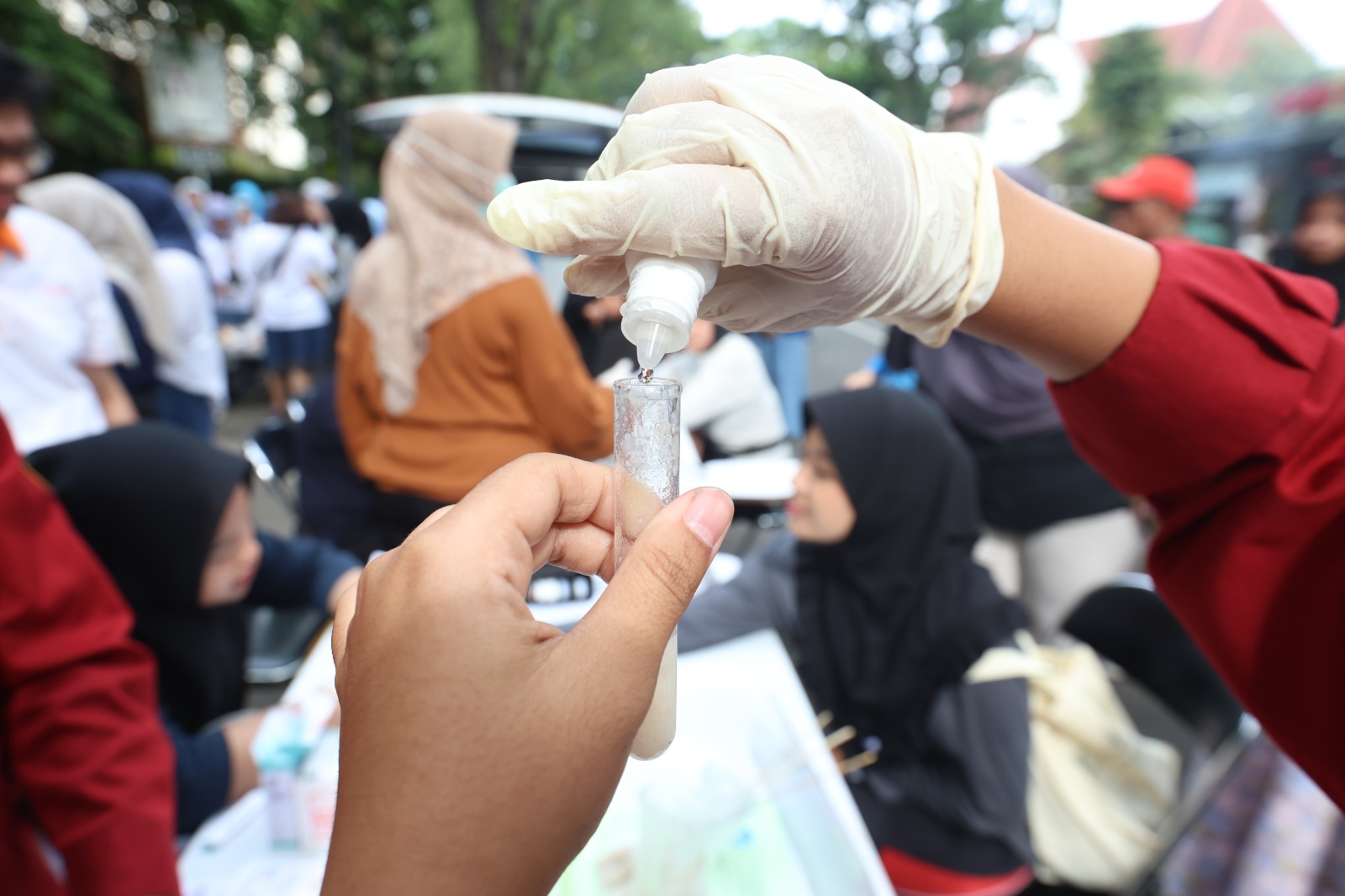 Pengunjung kawasan CFD ikut mengamati uji kandungan boraks dan formalin pada sampel makanan yang mereka berikan kepada tim Program Studi Analisis Farmasi dan Makanan (Anafarma).