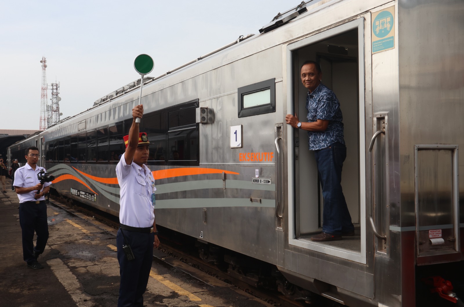 PERDANA: PT KAI meluncurkan operasional Kereta Api Ijen Ekspres yang melayani perjalanan Malang-Ketapang kemarin (2/2). Daya tampung KA itu 366 penumpang.