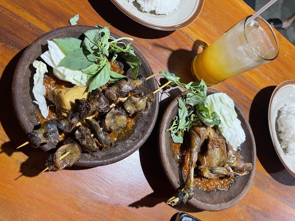Sambal yang pedas menjadi daya tarik utama di Warung  Lalapan Mbak Elly (sascha ananda).