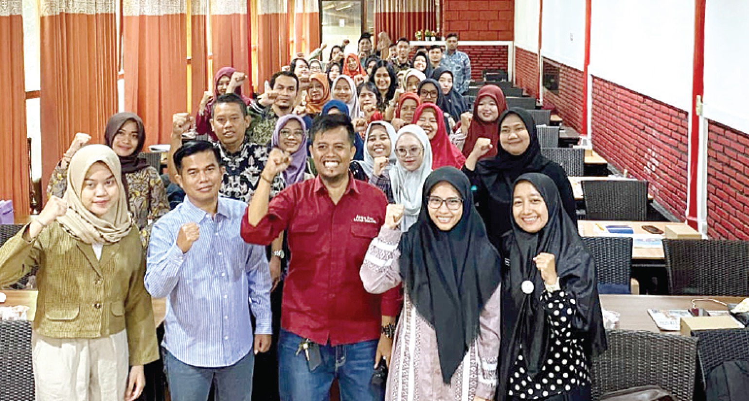 SAHABAT LITERASI: Foto bersama seluruh peserta Diklat Jurnalistik Guru SMP/MTs di Ocean Garden Trunojoyo, Kamis (30/1). (BACHTIAR/RADAR MALANG)