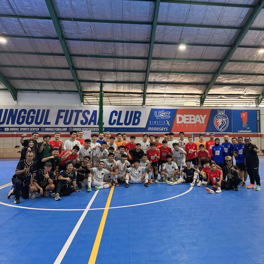 PERFORMA BAGUS: Penggawa Unggul FC Malang dan Proton FC foto bersama seusai menjalani laga uji coba, Minggu lalu (2/2). (INSTAGRAM PROTON FUTSAL ACADEMY)