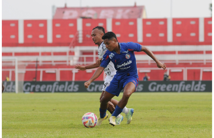 PEMECAH KEBUNTUAN: Salim Tuharea (kanan) dikawal penggawa Bali United Irfan Jaya. Gol dari Salim pada menit ke-57 mengakhiri tren negatif Singo Edan di tiga laga sebelumnya. (MEDIA OFFICER AREMA FC)