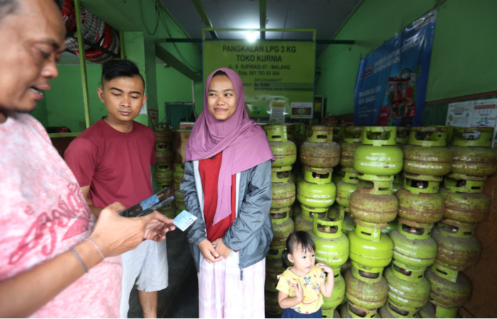 REGISTRASI DULU: Warga membeli LPG 3 Kilogram di pangkalan resmi Jalan S. Supriadi Kota Malang kemarin. (DARMONO/RADAR MALANG)