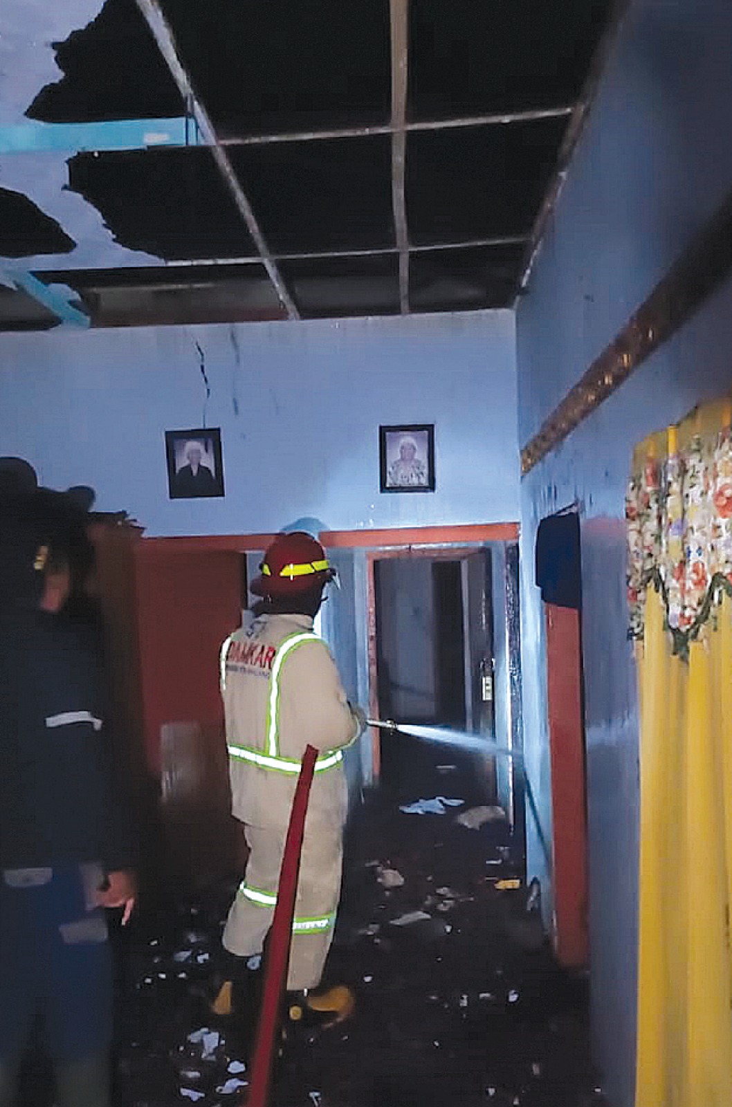 KELALAIAN MANUSIA: Damkar Kabupaten Malang memadamkan api yang melahap rumah Khoirul Musoni di Desa Plandi, Kecamatan Wonosari, akhir Januari lalu. (DAMKAR KABUPATEN MALANG FOR RADAR MALANG)