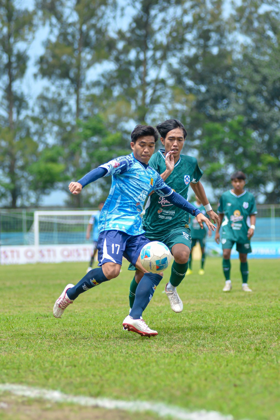 SEMAKIN SERU: Pemain Persema Malang (kiri) berusaha melepaskan umpan saat melawan Mojosari Putra di Stadion Brantas, Batu, Senin lalu (1/2). (MO PERSEMA MALANG FOR RADAR MALANG)