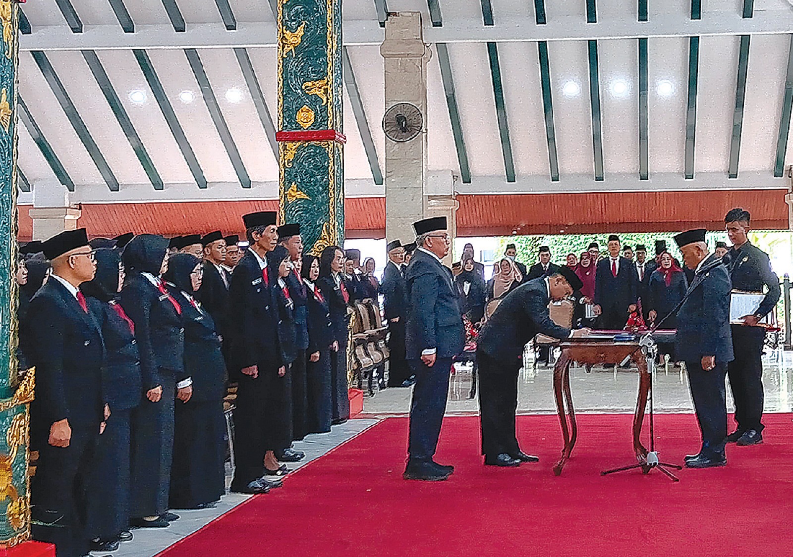 JAGA INTEGRITAS: Bupati Malang H M. Sanusi (dua dari kanan) melantik ratusan Kasek SD-SMP di Pen Agung Kabupaten Malang kemarin (3/2). (Indah Mei Yunita/RADAR KANJURUHAN)