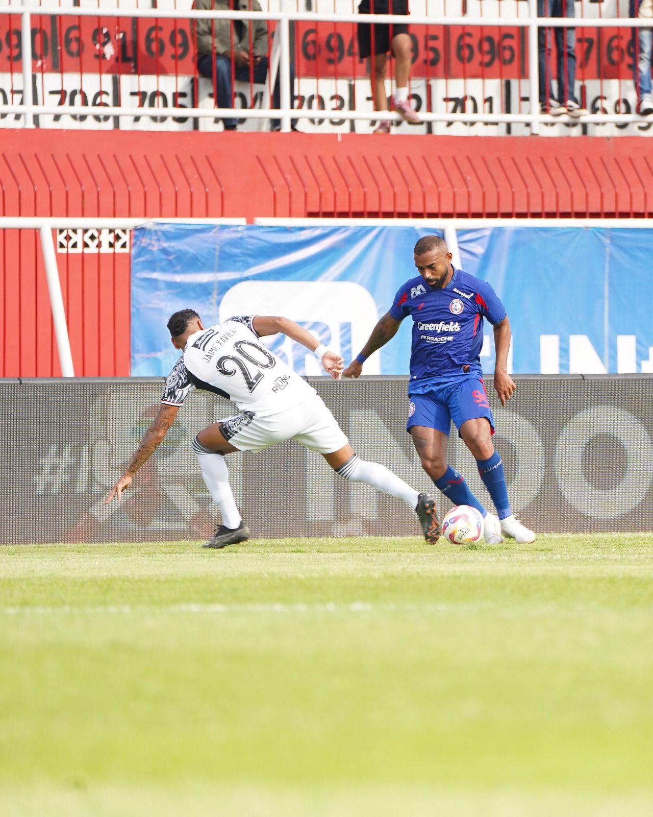 MENJADI ANDALAN: Dalberto Luan Belo (kanan) berusaha melewati Jaimerson da Silva di laga BRI Liga 1 pekan ke-21, kemarin. (MO AREMA FC FOR RADAR MALANG)