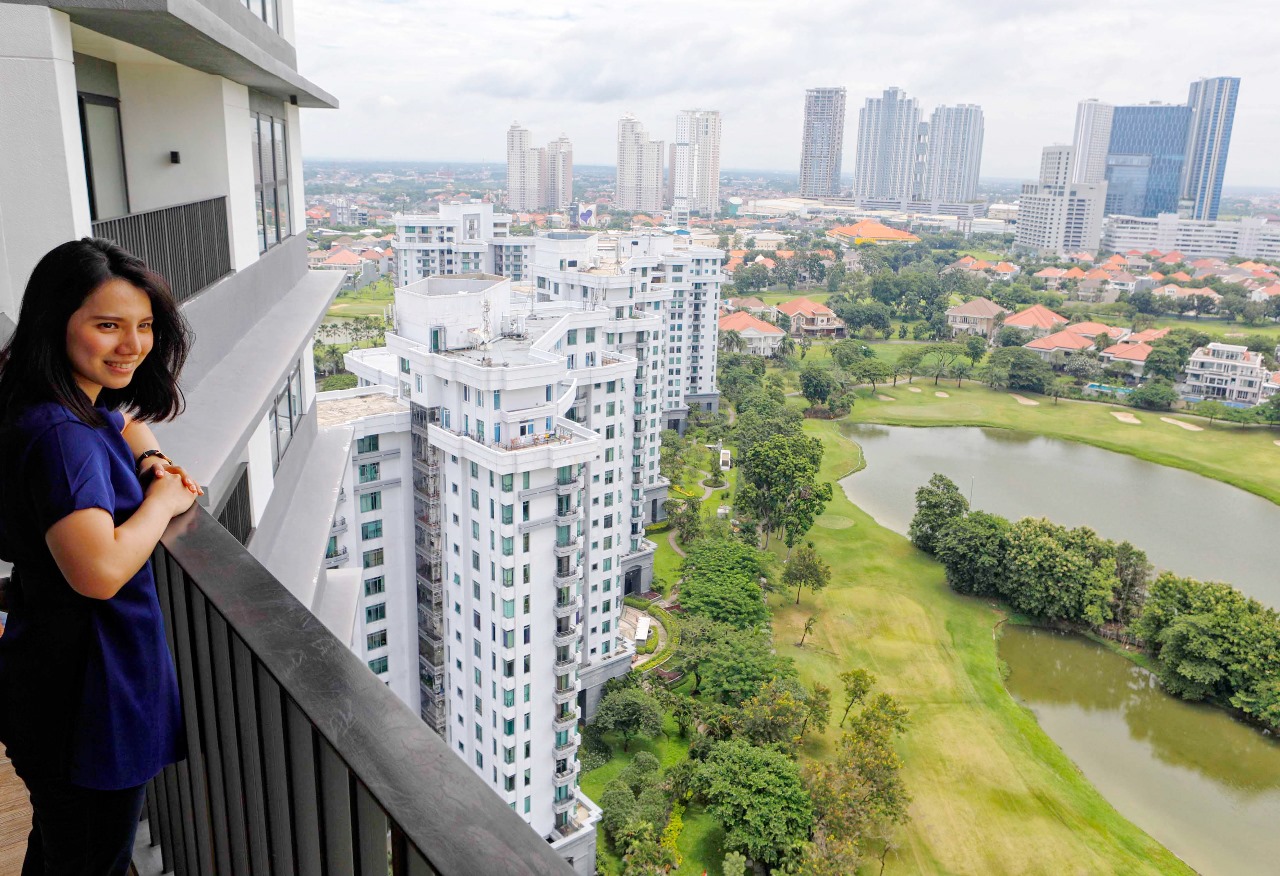 LEBIH DIMINATI: Salah satu pembeli apartemen bekas pakai melihat pemandangan Surabaya kemarin siang. (PUGUH SUJIATMIKO/JAWA POS)
