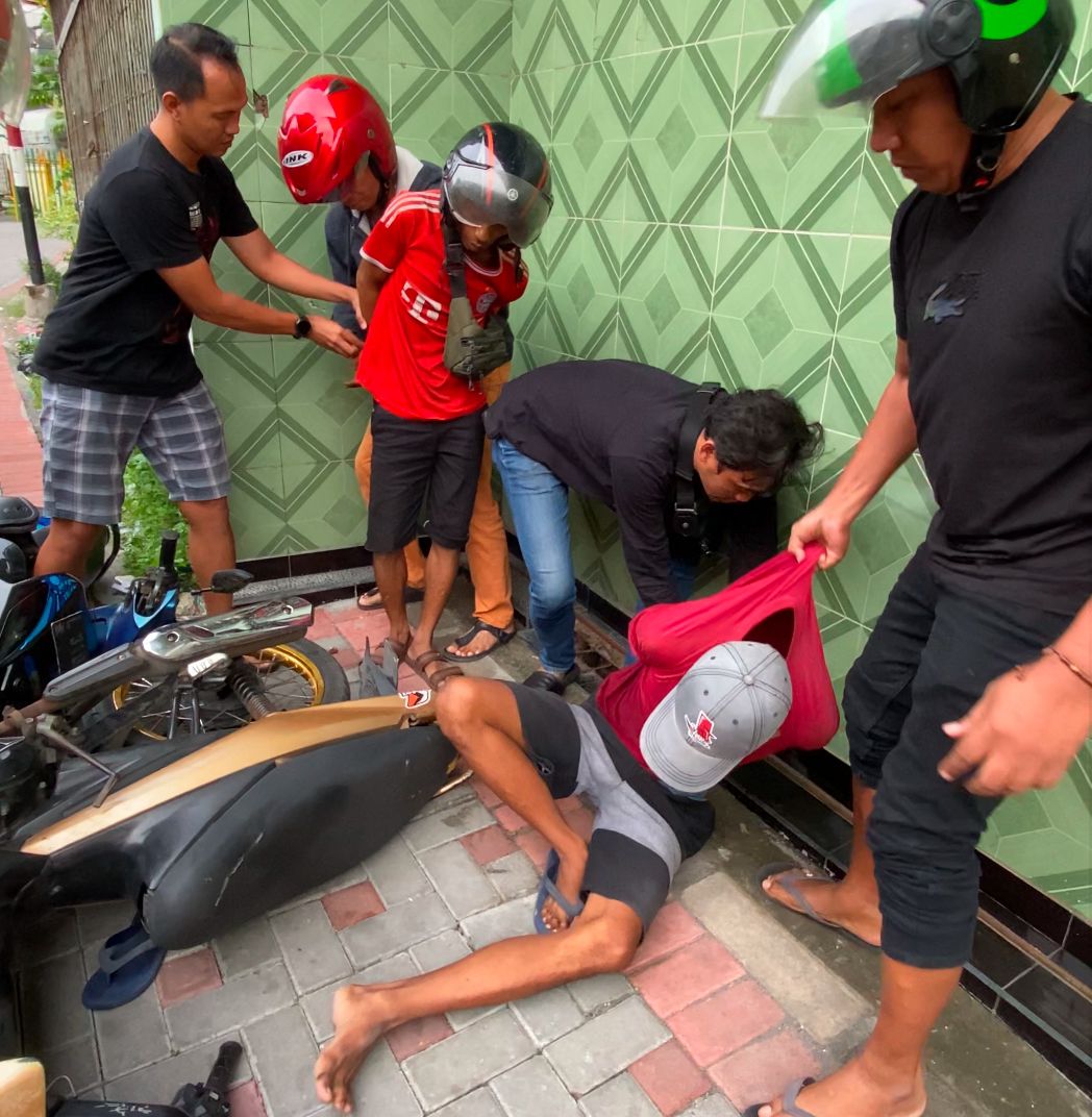 MERESAHKAN: Fais Rachman dan Munip (pakai baju merah) ditangkap polisi ketika beraksi di Jalan Gembong pada Sabtu (1/2). (DOKUMEN POLSEK SIMOKERTO)