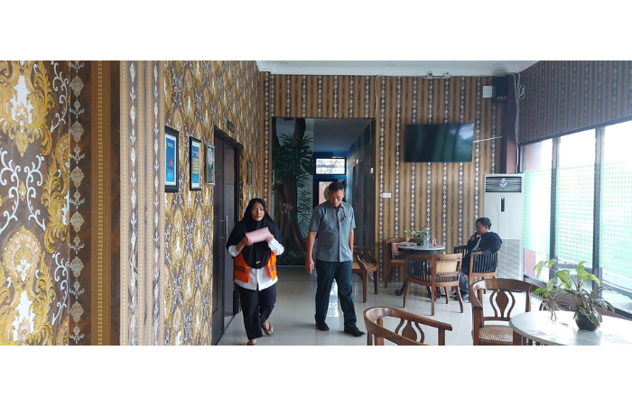 PIJIT PLUS: Siska (kiri), Bos Gea Massage setelah menjalani sidang di Pengadilan Negeri (PN) kepanjen kemarin (4/3). (BIYAN MUDZAKY HANINDITO / RADAR KANJURUHAN)