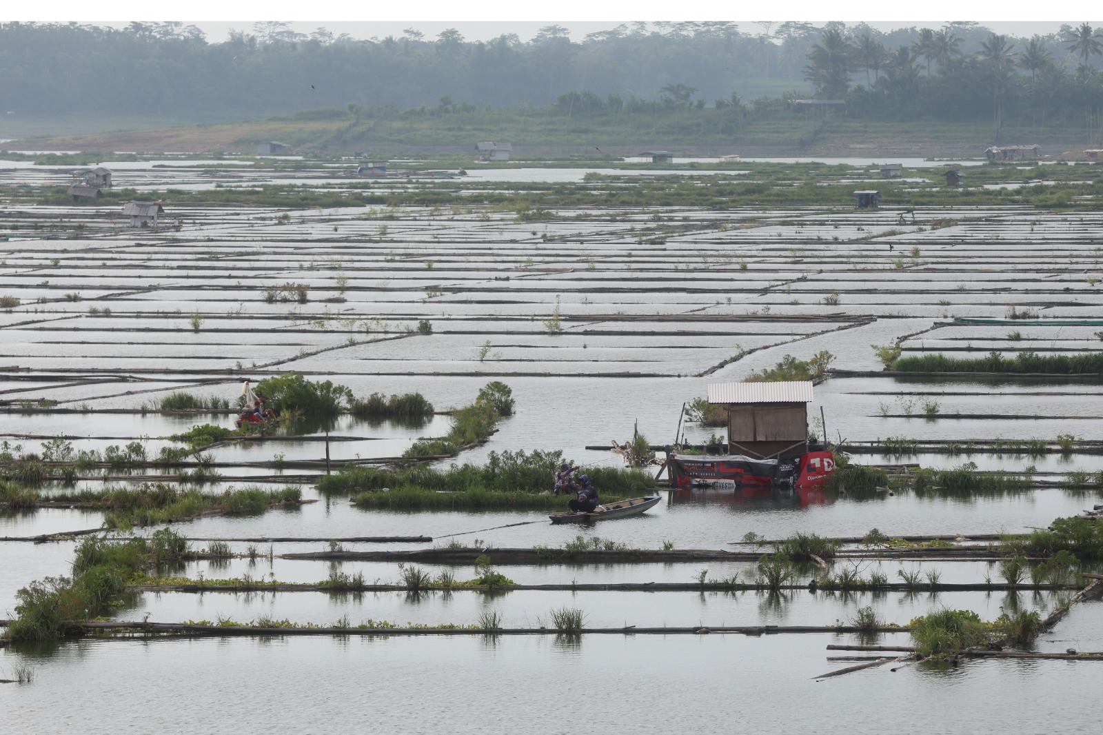MATA PENCAHARIAN: Keramba milik pembudidaya ikan air tawar terhambar di sekitar Bendungan Sutami, Desa Jatiguwi, Sumberpucung kemarin (4/2). Ratusan jaring apung terancam terdampak proyek PLTS