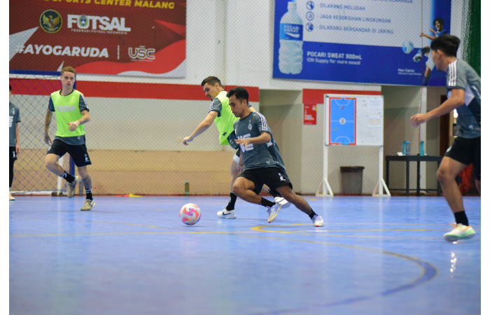 Ala Unggul FC Malang Randy Manuel Mistuni (kanan) berusaha lepas dari penjagaan Wellington Pereira dalam sesi latihan di Unggul Sport Center, pekan lalu. (MO UNGGUL FC MALANG FOR RADAR MALANG)