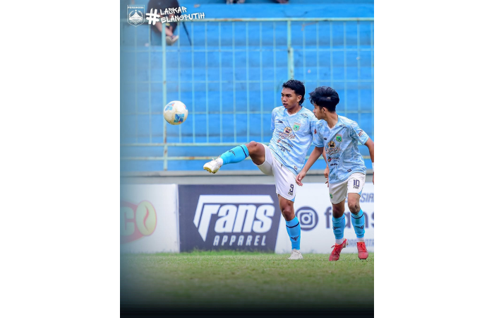 MELANGKAH JAUH: Pemain Persikoba Batu berusaha mengontrol bola dalam laga melawan Mojosari Putra di Stadion Brantas, Batu, kemarin.
