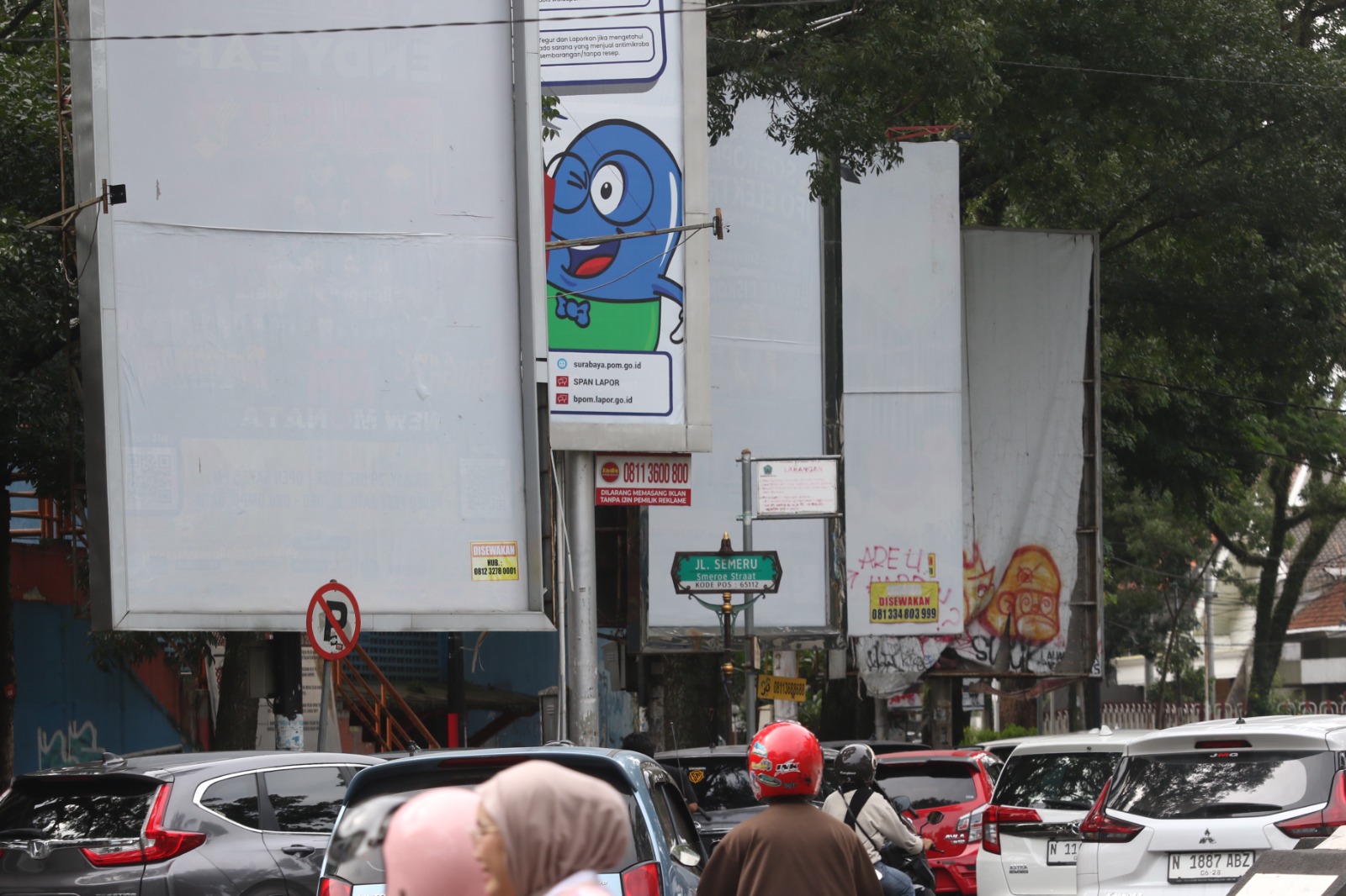 POSITIF: Sejumlah reklame di Jalan Semeru masih kosong. Meski begitu, realisasi pajaknya cukup tinggi. (SATRIA CAHYONO/RADAR MALANG)