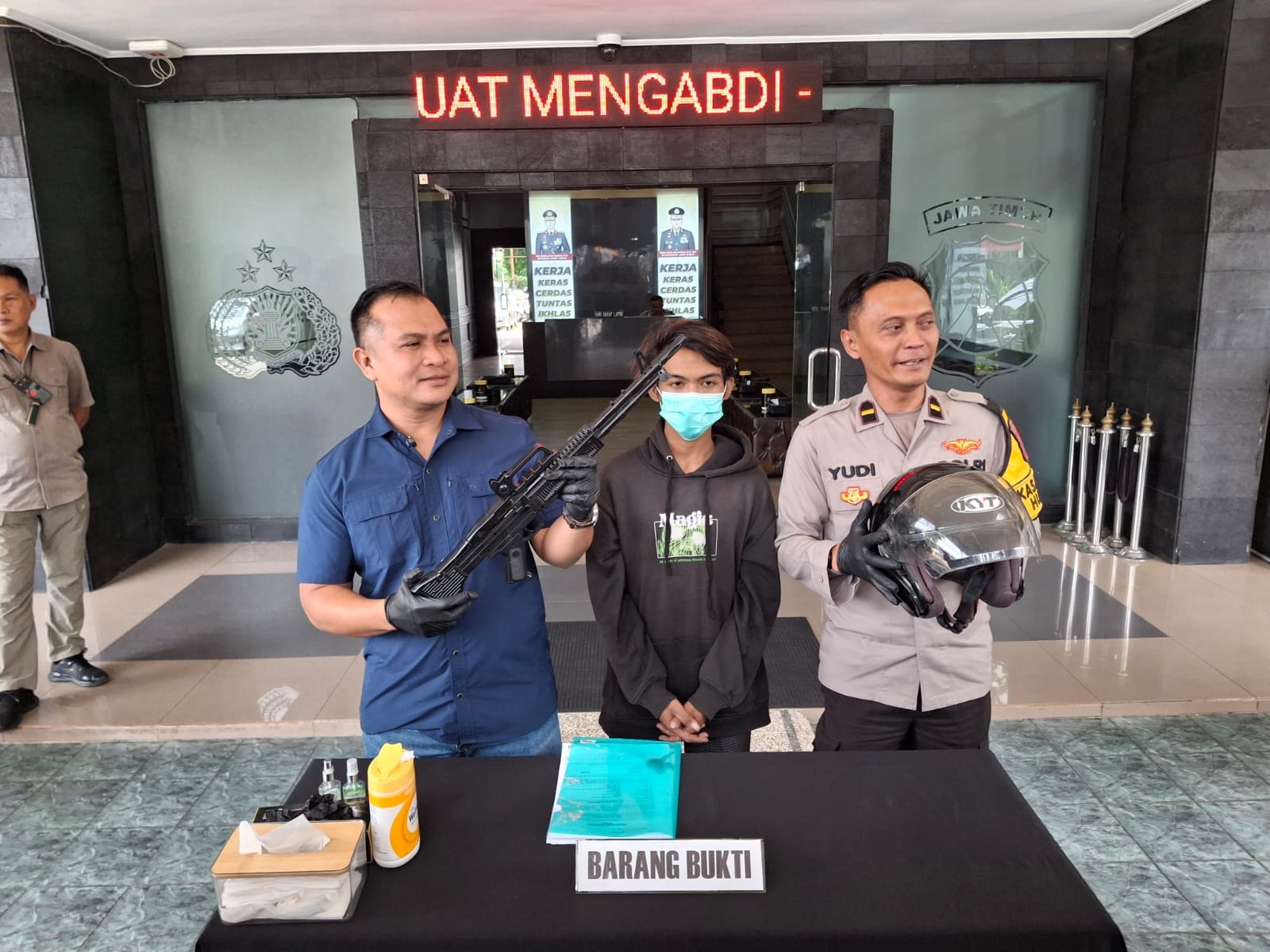 DIBINA POLISI: Salah satu pelaku (tengah) yang sempat viral setelah menenteng senjata api mainan dihadapkan kepada awak media, kemarin (4/2). (NABILA EMILA/RADAR MALANG)