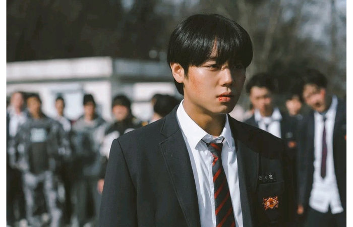 Still cuts Weak Hero Class 2 menampilkan Park Ji Hoon sebagai Yeon Si Eun mengenakan seragam SMA Eun Jang (Instagram: netflixkr)