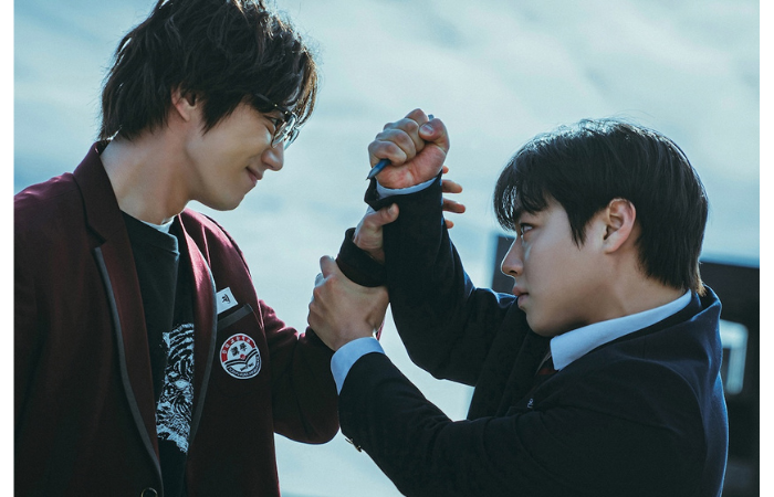 Geum Seong Jae yang diperankan oleh Lee Jun Young (kiri) menahan serangan Yeon Si Eun (kanan) (Instagram: netflixkr)
