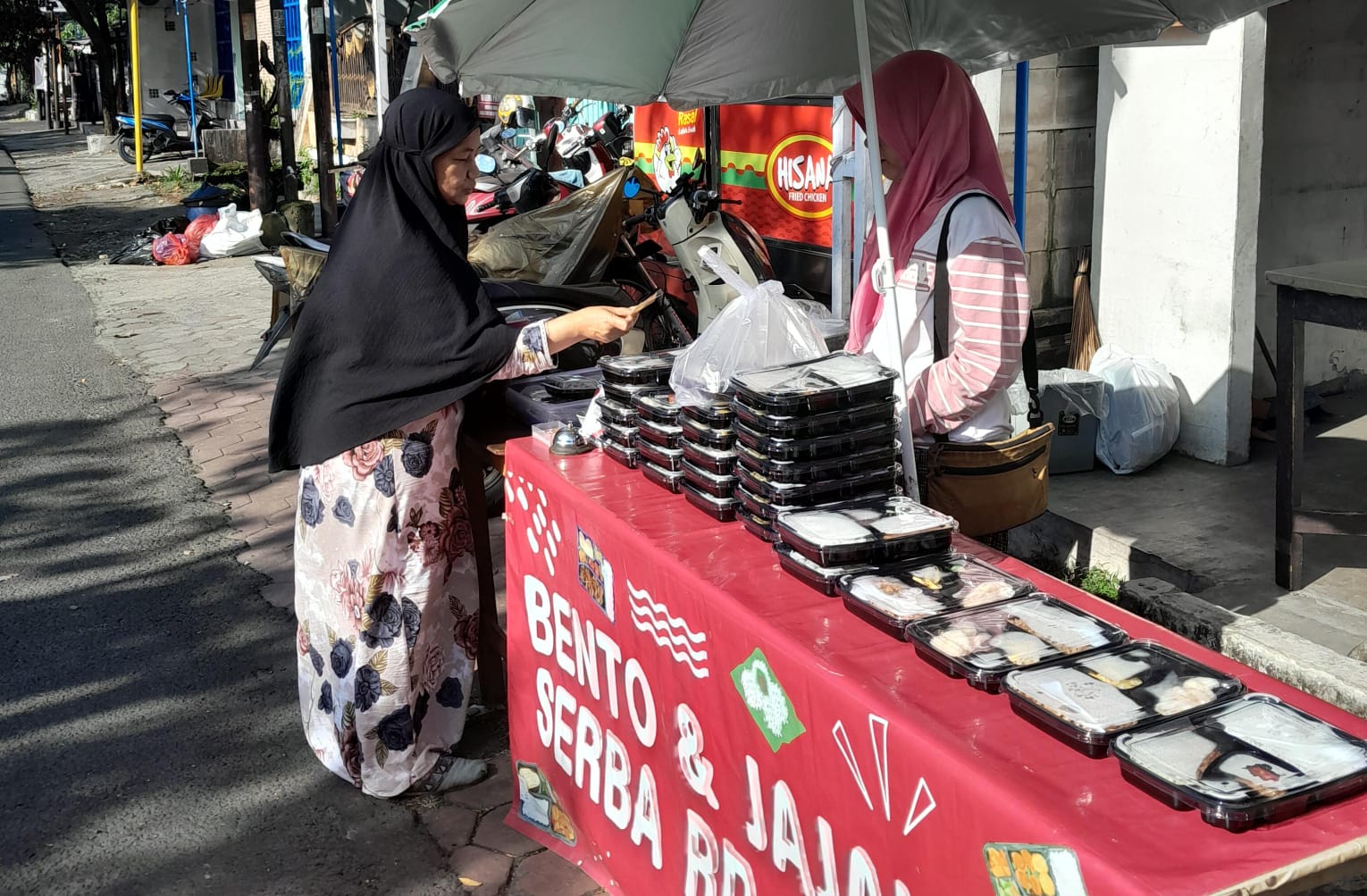 Seorang pembeli sedang membayar bento di Taichanesia, bento serba 10 ribu. (RAISYA SEKAR FOR RADAR MALANG)