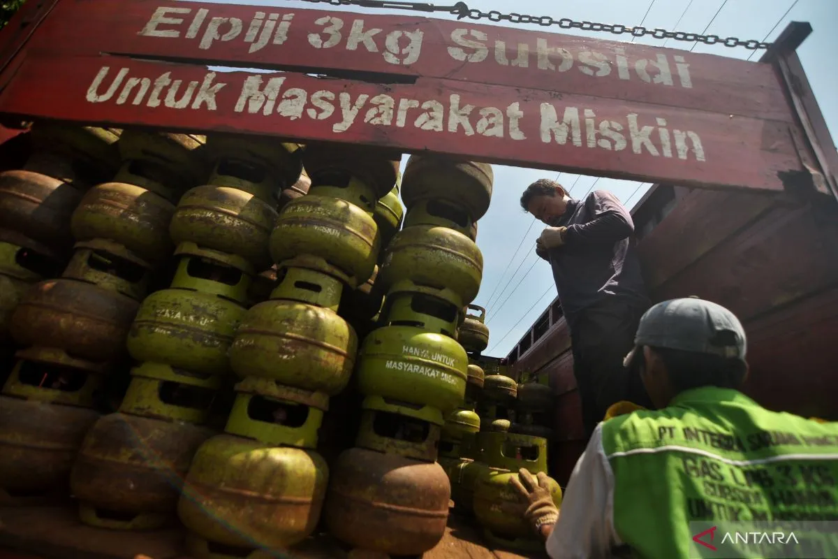 Pekerja menurunkan tabung gas elpiji 3kg di salah satu mitra penjualan di Kota Bengkulu, Provinsi Bengkulu, (ANTARA NEWS/MUHAMMAD IZFALDI)