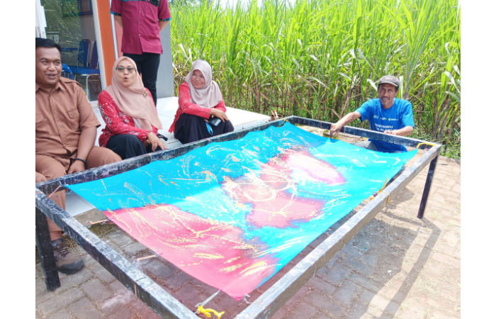 BERKARYA: eks ODGJ (kanan) menunggu proses pengeringan kain batik yang sudah diwarnai di halaman Posyandu Jiwa, Desa Wonorejo, Kecamatan Singosari kemarin (4/2).