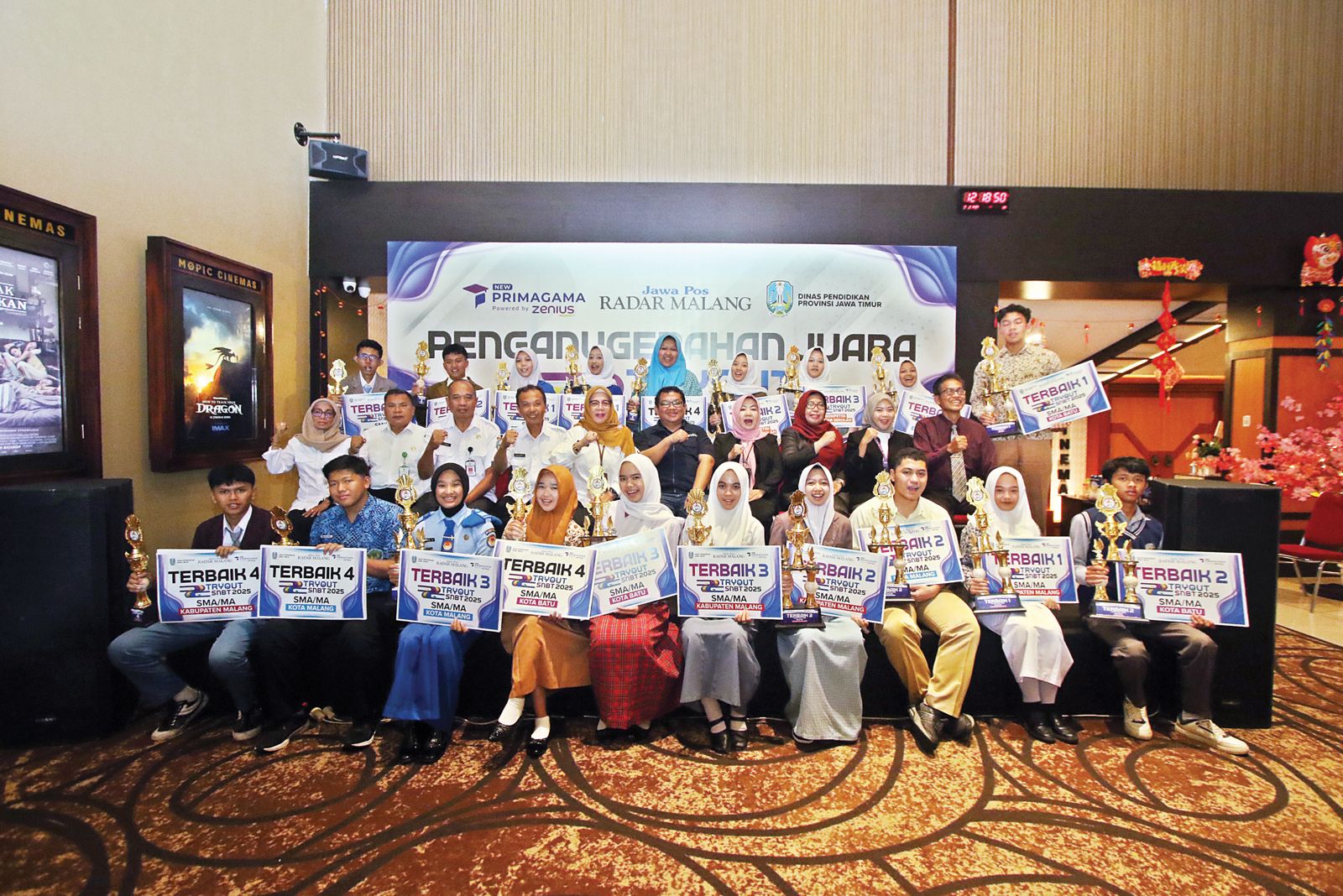 SUKSES: Para peserta terbaik Tryout SNBT 2025 berfoto bersama.