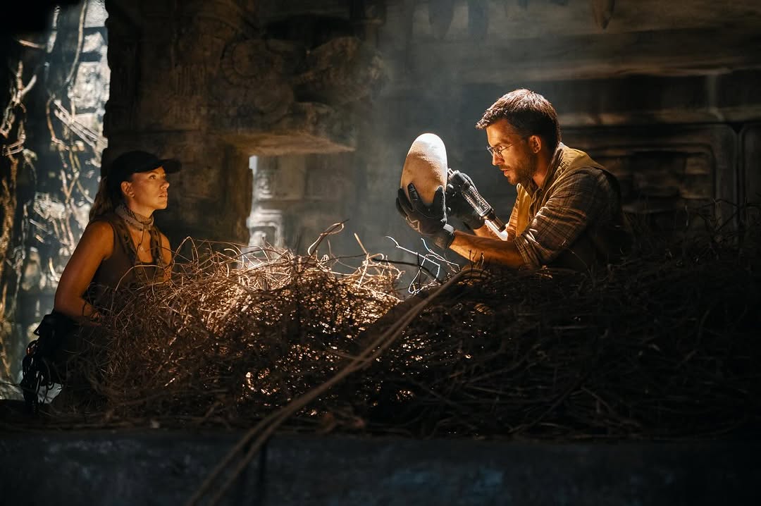 Foto: Scarlett Johansson (kiri) dan Jonathan Bailey (kanan) memimpin dalam misi berbahaya di Jurassic World Rebirth (jurassicworld)