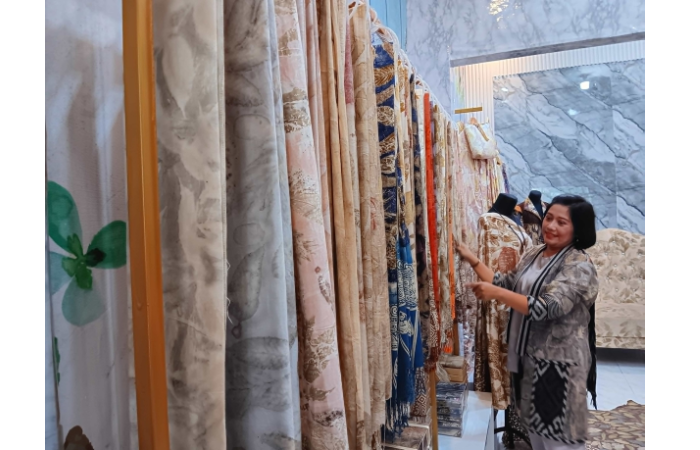 : KREATIF: Siti Mutdrika menata koleksi kain ecoprint di rumahnya, desa Landungsari, kecamatan dau kemarin (5/2). Produknya sudah dipasarkan hingga mancanegara. (INDAH MEI YUNITA/RADAR KANJURUHAN)