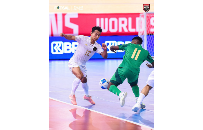 Guntur Sulistyo berusaha melewati pemain timnas Futsal Arab Saudi dalam laga 4Nations World Series di Jakarta international Velodrom, 1 Februari lalu. (INSTAGRAM FEDERASI FUTSAL INDONESIA)