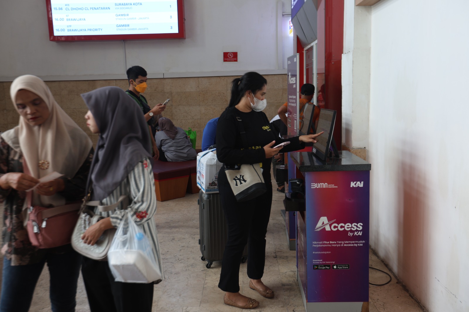 JAUH-JAUH HARI: Sejumlah warga memadati area Stasiun Kota Baru, kemarin. Untuk mengantisipasi antrean, PT KAI Daop 8 mulai membuka pemesanan tiket untuk Lebaran 2025. (DARMONO / RADAR MALANG)